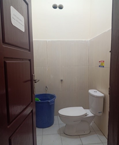 6. toilet umum